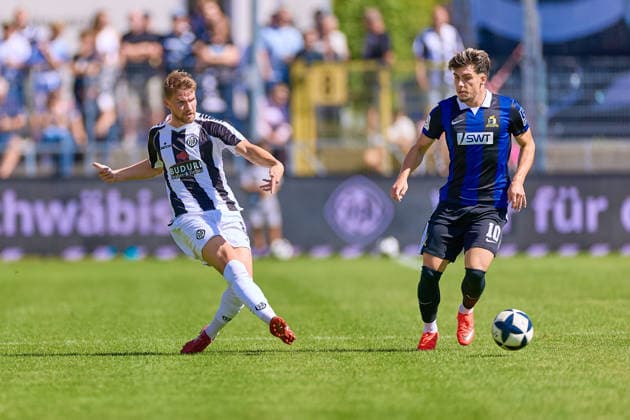 Pass von Jascha Doeringer (VfR Aalen, 08) gegen Shawn Blum (SV Eintracht-Trier 05, 10) VfR Aalen vs. SV Eintracht-Trier, Fussball, Regionalliga Suedwest - Herren, 5. Spieltag, Spielzeit 2026 2027, 05.09.2026 VfR Aalen vs. SV Eintracht-Trier, Fussball, Regionalliga Suedwest - Herren, 5. Spieltag, Spielzeit 2026 2027, 05.09.2026 Aalen Copyright: xEibner-Pressefoto GeraldxOelze-dexStoppanyx EP_ODS