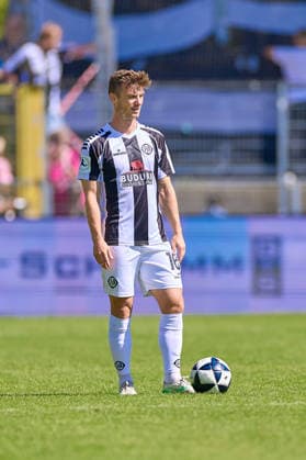 Portrait, Portraet, Freisteller Thomas Geyer (VfR Aalen, 16) beim Freistoss VfR Aalen vs. SV Eintracht-Trier, Fussball, Regionalliga Suedwest - Herren, 5. Spieltag, Spielzeit 2026 2027, 05.09.2026 VfR Aalen vs. SV Eintracht-Trier, Fussball, Regionalliga Suedwest - Herren, 5. Spieltag, Spielzeit 2026 2027, 05.09.2026 Aalen Copyright: xEibner-Pressefoto GeraldxOelze-dexStoppanyx EP_ODS