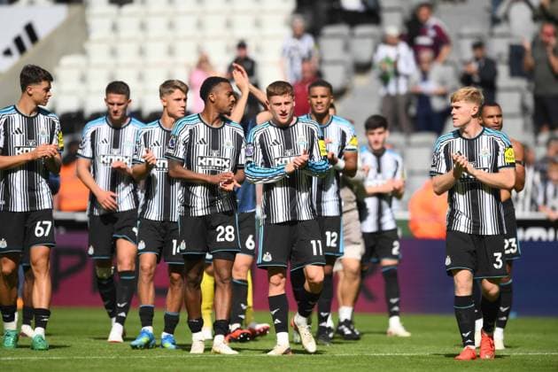 Newcastle United players applaud the fans after full time Newcastle United v AFC Bournemouth, Premier League Football, Football, St James Park, Newcastle, UK - 05 Sep 2026Newcastle St James Park United Kingdom EDITORIAL USE ONLY No use with unauthorised audio, video, data, fixture lists, club league logos or live services. Online in-match use limited to 120 images, no video emulation. No use in betting, games or single club league player publications. Copyright: xRichardxLee Shutterstockx 17134969az