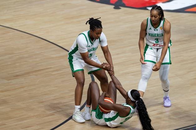 Victoria Macaulay (Nigeria, 25) am Boden, Jordan Obi (Nigeria, 05), Pallas Kunaiyi (Nigeria, 03), GER, Nigeria vs. Ungarn, Basketball, FIBA Women s World Cup 2026, Gruppenphase, Spieltag 2, 05.09.2026 GER, Nigeria vs. Ungarn, Basketball, FIBA Women s World Cup 2026, Gruppenphase, Spieltag 2, 05.09.2026 Berlin Copyright: xEibner-Pressefoto MaxxVincenx EP_MVN