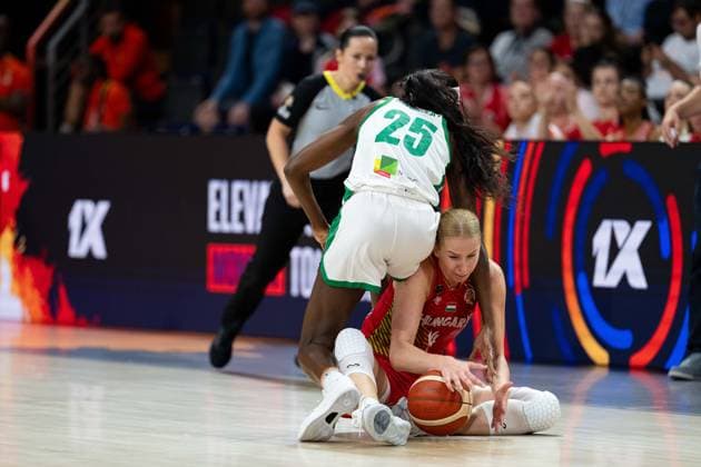 Dorka Juhasz (Ungarn, 14) im Zweikampf, Kampf um den Ball mit Victoria Macaulay (Nigeria, 25), GER, Nigeria vs. Ungarn, Basketball, FIBA Women s World Cup 2026, Gruppenphase, Spieltag 2, 05.09.2026 GER, Nigeria vs. Ungarn, Basketball, FIBA Women s World Cup 2026, Gruppenphase, Spieltag 2, 05.09.2026 Berlin Copyright: xEibner-Pressefoto MaxxVincenx EP_MVN