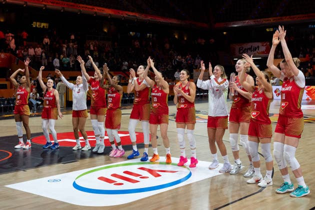 ungarische Mannschaft jubelt Jubel nach Sieg Spielende, Nina Aho (Ungarn, 10), Agnes Studer (Ungarn, 09), Yvonne Turner (Ungarn, 22), Virag Takacs-Kiss (Ungarn, 02), Agnes Torok (Ungarn, 13), Reka Lelik (Ungarn, 21), Dorka Juhasz (Ungarn, 14), Veronika Kanyasi (Ungarn, 07), Kinga Josepovits (Ungarn, 11), GER, Nigeria vs. Ungarn, Basketball, FIBA Women s World Cup 2026, Gruppenphase, Spieltag 2, 05.09.2026 GER, Nigeria vs. Ungarn, Basketball, FIBA Women s World Cup 2026, Gruppenphase, Spieltag 2, 05.09.2026 Berlin Copyright: xEibner-Pressefoto MaxxVincenx EP_MVN