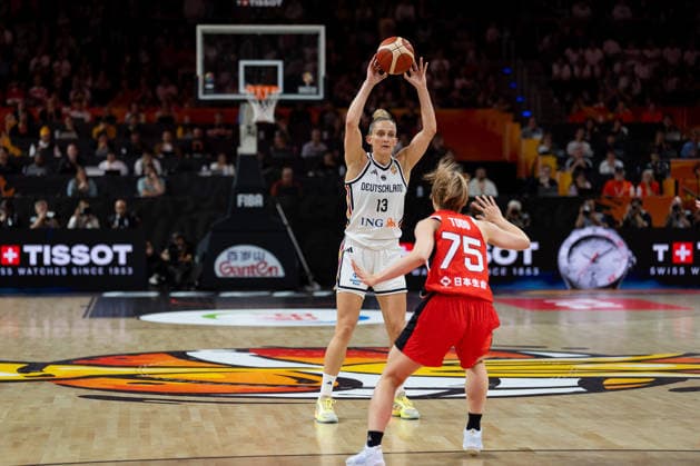 Leonie Fiebich (Deutschland, 13) am Ball, Nanako Todo (Japan, 75), GER, Deutschland vs. Japan, Basketball, FIBA Women s World Cup 2026, Gruppenphase, Spieltag 2, 05.09.2026 GER, Deutschland vs. Japan, Basketball, FIBA Women s World Cup 2026, Gruppenphase, Spieltag 2, 05.09.2026 Berlin Copyright: xEibner-Pressefoto MaxxVincenx EP_MVN