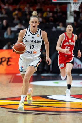 Leonie Fiebich (Deutschland, 13) im Dribbling, Yuki Miyazawa (Japan, 52), GER, Deutschland vs. Japan, Basketball, FIBA Women s World Cup 2026, Gruppenphase, Spieltag 2, 05.09.2026 GER, Deutschland vs. Japan, Basketball, FIBA Women s World Cup 2026, Gruppenphase, Spieltag 2, 05.09.2026 Berlin Copyright: xEibner-Pressefoto MaxxVincenx EP_MVN