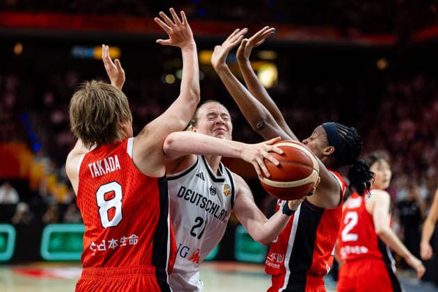 Marie Guelich (Deutschland, 21) im Zweikampf mit Maki Takada (Japan, 08) und Stephanie Mawuli (Japan, 03), GER, Deutschland vs. Japan, Basketball, FIBA Women s World Cup 2026, Gruppenphase, Spieltag 2, 05.09.2026 GER, Deutschland vs. Japan, Basketball, FIBA Women s World Cup 2026, Gruppenphase, Spieltag 2, 05.09.2026 Berlin Copyright: xEibner-Pressefoto MaxxVincenx EP_MVN