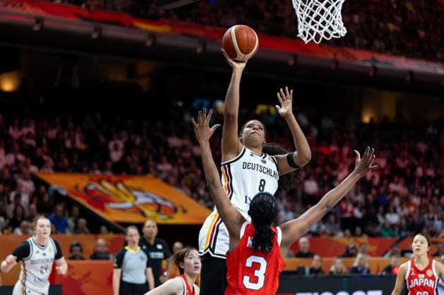 Nyara Sabally (Deutschland, 08) beim Korbleger, Stephanie Mawuli (Japan, 03), GER, Deutschland vs. Japan, Basketball, FIBA Women s World Cup 2026, Gruppenphase, Spieltag 2, 05.09.2026 GER, Deutschland vs. Japan, Basketball, FIBA Women s World Cup 2026, Gruppenphase, Spieltag 2, 05.09.2026 Berlin Copyright: xEibner-Pressefoto MaxxVincenx EP_MVN