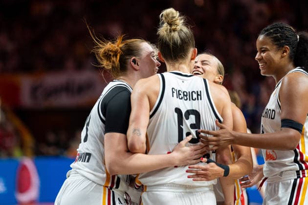 Leonie Fiebich (Deutschland, 13) jubelt Jubel mit Lina Sontag (Deutschland, 24), Alexandra Wilke (Deutschland, 03) und Nyara Sabally (Deutschland, 08), GER, Deutschland vs. Japan, Basketball, FIBA Women s World Cup 2026, Gruppenphase, Spieltag 2, 05.09.2026 GER, Deutschland vs. Japan, Basketball, FIBA Women s World Cup 2026, Gruppenphase, Spieltag 2, 05.09.2026 Berlin Copyright: xEibner-Pressefoto MaxxVincenx EP_MVN