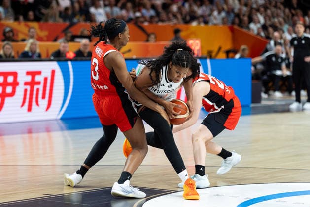 Nyara Sabally (Deutschland, 08) setzt sich durch gegen Stephanie Mawuli (Japan, 03) und Kokoro Tanaka (Japan, 26), GER, Deutschland vs. Japan, Basketball, FIBA Women s World Cup 2026, Gruppenphase, Spieltag 2, 05.09.2026 GER, Deutschland vs. Japan, Basketball, FIBA Women s World Cup 2026, Gruppenphase, Spieltag 2, 05.09.2026 Berlin Copyright: xEibner-Pressefoto MaxxVincenx EP_MVN
