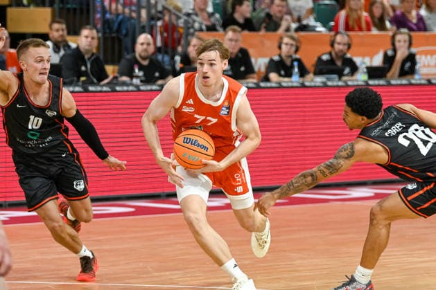 Timo Lanmueller (RASTA Vechta, 77) am Ball gegen Oscar Jorgensen (Bakken Bears, 10) und Miles Corey (Bakken Bears, 20) RASTA Vechta vs. Bakken Bears, Testspiel, Saison 2026 2027, 05.09.2026, RASTA Vechta vs. Bakken Bears, Testspiel, Saison 2026 2027, 05.09.2026 Vechta Copyright: xEibner-Pressefoto RobertxGertzenx EP_RGN