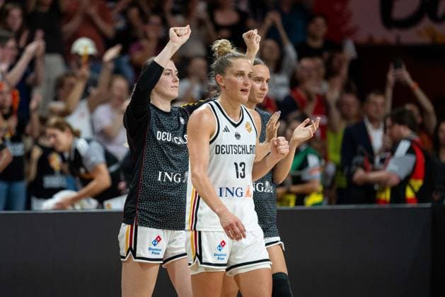 Luisa Geiselsoder (Deutschland, 15), Leonie Fiebich (Deutschland, 13), und Emily Bessoir (Deutschland, 22) jubelt Jubel nach Sieg Spielende, GER, Deutschland vs. Japan, Basketball, FIBA Women s World Cup 2026, Gruppenphase, Spieltag 2, 05.09.2026 GER, Deutschland vs. Japan, Basketball, FIBA Women s World Cup 2026, Gruppenphase, Spieltag 2, 05.09.2026 Berlin Copyright: xEibner-Pressefoto MaxxVincenx EP_MVN