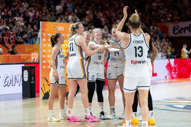deutsche Mannschaft jubelt Jubel nach Sieg Spielende, Marie Guelich (Deutschland, 21), Emma Eichmeyer (Deutschland, 09), Frieda Buhner (Deutschland, 20), Lina Sontag (Deutschland, 24), Leonie Fiebich (Deutschland, 13), GER, Deutschland vs. Japan, Basketball, FIBA Women s World Cup 2026, Gruppenphase, Spieltag 2, 05.09.2026 GER, Deutschland vs. Japan, Basketball, FIBA Women s World Cup 2026, Gruppenphase, Spieltag 2, 05.09.2026 Berlin Copyright: xEibner-Pressefoto MaxxVincenx EP_MVN