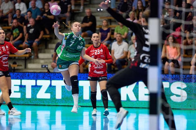 Sprungwurf Lea Watzl (Frisch Auf Goeppingen, 07), Silje Broens Petersen (BSV Sachsen Zwickau, 23) schaut zu FRISCH AUF Goeppingen vs. BSV Sachsen Zwickau, Handball, ALSCO Handball Bundesliga Frauen, 2. Spieltag, Spielzeit 2026 2027, 05.09.2026 FRISCH AUF Goeppingen vs. BSV Sachsen Zwickau, Handball, ALSCO Handball Bundesliga Frauen, 2. Spieltag, Spielzeit 2026 2027, 05.09.2026 Goeppingen Copyright: xEibner-Pressefoto GeraldxOelze-dexStoppanyx EP_ODS