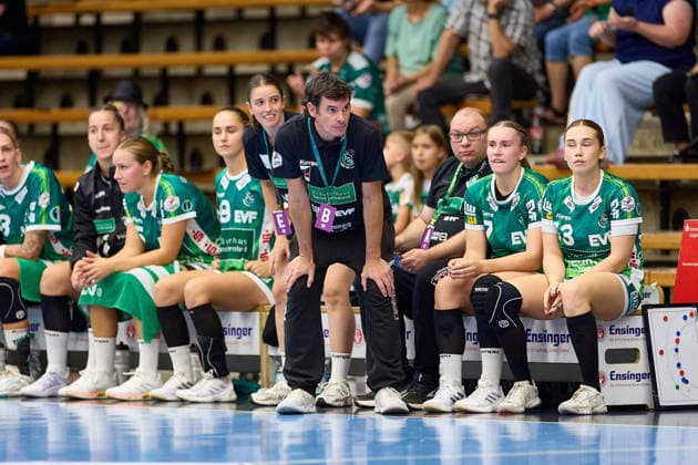 Nico Kiener (Frisch Auf Goeppingen, Cheftrainer) vor der Auswechselbank angespannt FRISCH AUF Goeppingen vs. BSV Sachsen Zwickau, Handball, ALSCO Handball Bundesliga Frauen, 2. Spieltag, Spielzeit 2026 2027, 05.09.2026 FRISCH AUF Goeppingen vs. BSV Sachsen Zwickau, Handball, ALSCO Handball Bundesliga Frauen, 2. Spieltag, Spielzeit 2026 2027, 05.09.2026 Goeppingen Copyright: xEibner-Pressefoto GeraldxOelze-dexStoppanyx EP_ODS