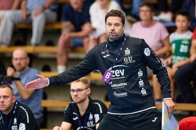 Norman Rentsch (BSV Sachsen Zwickau, Cheftrainer) zeigt an FRISCH AUF Goeppingen vs. BSV Sachsen Zwickau, Handball, ALSCO Handball Bundesliga Frauen, 2. Spieltag, Spielzeit 2026 2027, 05.09.2026 FRISCH AUF Goeppingen vs. BSV Sachsen Zwickau, Handball, ALSCO Handball Bundesliga Frauen, 2. Spieltag, Spielzeit 2026 2027, 05.09.2026 Goeppingen Copyright: xEibner-Pressefoto GeraldxOelze-dexStoppanyx EP_ODS