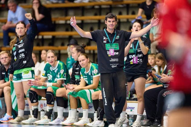 Nico Kiener (Frisch Auf Goeppingen, Cheftrainer) vor der Auswechselbank des Frisch Auf Goeppingen FRISCH AUF Goeppingen vs. BSV Sachsen Zwickau, Handball, ALSCO Handball Bundesliga Frauen, 2. Spieltag, Spielzeit 2026 2027, 05.09.2026 FRISCH AUF Goeppingen vs. BSV Sachsen Zwickau, Handball, ALSCO Handball Bundesliga Frauen, 2. Spieltag, Spielzeit 2026 2027, 05.09.2026 Goeppingen Copyright: xEibner-Pressefoto GeraldxOelze-dexStoppanyx EP_ODS