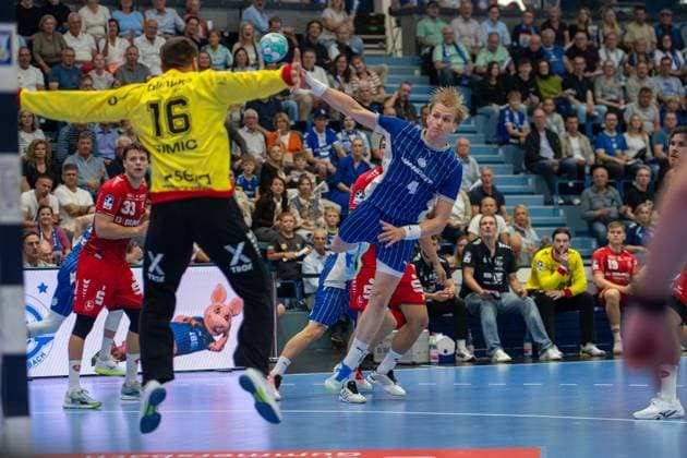 Nebojsa Simic, Torwart, (MT Melsungen 16), Ellidi Snaer Vidarsson, Kreislaeufer, (VfL Gummersbach 4), VfL Gummersbach vs. MT Melsungen,, Opel Handball Bundesliga, Herren , 3. Spieltag, 05.09.2026 Gummersbach NRW Deutschland