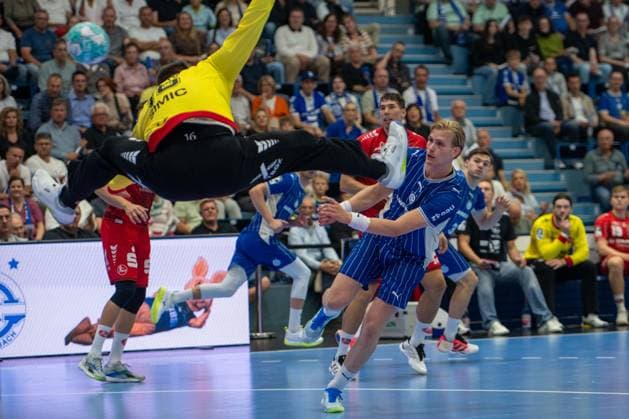 Nebojsa Simic, Torwart, (MT Melsungen 16), Ellidi Snaer Vidarsson, Kreislaeufer, (VfL Gummersbach 4), VfL Gummersbach vs. MT Melsungen,, Opel Handball Bundesliga, Herren , 3. Spieltag, 05.09.2026 Gummersbach NRW Deutschland