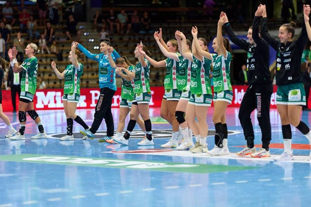 Dank der Mannschaft von Frisch Auf Goeppingen an das Publikum FRISCH AUF Goeppingen vs. BSV Sachsen Zwickau, Handball, ALSCO Handball Bundesliga Frauen, 2. Spieltag, Spielzeit 2026 2027, 05.09.2026 FRISCH AUF Goeppingen vs. BSV Sachsen Zwickau, Handball, ALSCO Handball Bundesliga Frauen, 2. Spieltag, Spielzeit 2026 2027, 05.09.2026 Goeppingen Copyright: xEibner-Pressefoto GeraldxOelze-dexStoppanyx EP_ODS