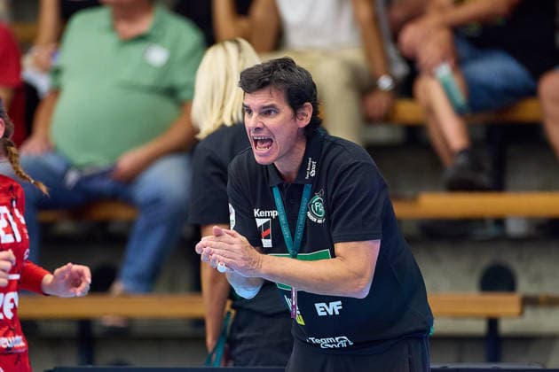 Freisteller, Portrait, Porträt von Nico Kiener (Frisch Auf Goeppingen, Cheftrainer) regt sich auf FRISCH AUF Goeppingen vs. BSV Sachsen Zwickau, Handball, ALSCO Handball Bundesliga Frauen, 2. Spieltag, Spielzeit 2026 2027, 05.09.2026 FRISCH AUF Goeppingen vs. BSV Sachsen Zwickau, Handball, ALSCO Handball Bundesliga Frauen, 2. Spieltag, Spielzeit 2026 2027, 05.09.2026 Goeppingen Copyright: xEibner-Pressefoto GeraldxOelze-dexStoppanyx EP_ODS