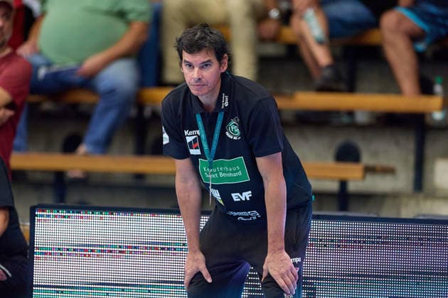 Freisteller, Portrait, Porträt von Nico Kiener (Frisch Auf Goeppingen, Cheftrainer) beobachtet FRISCH AUF Goeppingen vs. BSV Sachsen Zwickau, Handball, ALSCO Handball Bundesliga Frauen, 2. Spieltag, Spielzeit 2026 2027, 05.09.2026 FRISCH AUF Goeppingen vs. BSV Sachsen Zwickau, Handball, ALSCO Handball Bundesliga Frauen, 2. Spieltag, Spielzeit 2026 2027, 05.09.2026 Goeppingen Copyright: xEibner-Pressefoto GeraldxOelze-dexStoppanyx EP_ODS