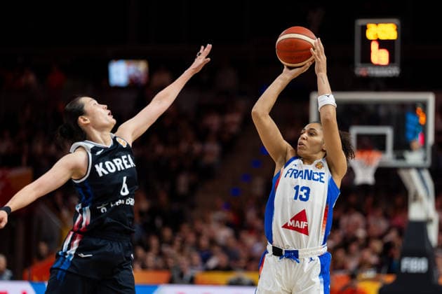 Janelle Salaun (Frankreich, 13) beim Wurf, Isaem Choi (Korea, 06), GER, Frankreich vs. Korea, Basketball, FIBA Women s World Cup 2026, Gruppenphase, Spieltag 2, 05.09.2026 GER, Frankreich vs. Korea, Basketball, FIBA Women s World Cup 2026, Gruppenphase, Spieltag 2, 05.09.2026 Berlin Copyright: xEibner-Pressefoto MaxxVincenx EP_MVN