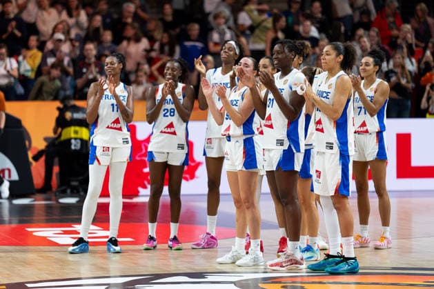 franzoesische Mannschaft jubelt Jubel nach Sieg Spielende, Valeriane Ayayi (Frankreich, 11), Migna Toure (Frankreich, 28), Pauline Astier (Frankreich, 98), Aminata Gueye (Frankreich, 31), GER, Frankreich vs. Korea, Basketball, FIBA Women s World Cup 2026, Gruppenphase, Spieltag 2, 05.09.2026 GER, Frankreich vs. Korea, Basketball, FIBA Women s World Cup 2026, Gruppenphase, Spieltag 2, 05.09.2026 Berlin Copyright: xEibner-Pressefoto MaxxVincenx EP_MVN