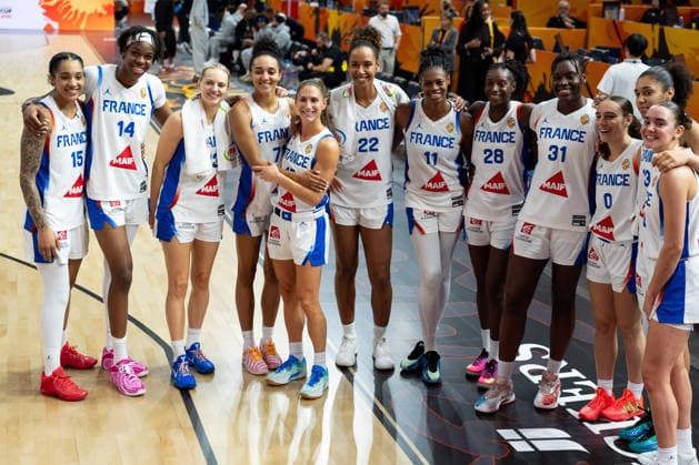 franzoesische Mannschaft jubelt Jubel nach Sieg Spielende, Teamfoto, Gabby Williams (Frankreich, 15), Dominique Malonga (Frankreich, 14), Marine Johannes (Frankreich, 23), Leila Lacan (Frankreich, 71), Romane Bernies (Frankreich, 47), Marieme Badiane (Frankreich, 22), Valeriane Ayayi (Frankreich, 11), Migna Toure (Frankreich, 28), Aminata Gueye (Frankreich, 31), Carla Leite (Frankreich, 00), Janelle Salaun (Frankreich, 13), Pauline Astier (Frankreich, 98), GER, Frankreich vs. Korea, Basketball, FIBA Women s World Cup 2026, Gruppenphase, Spieltag 2, 05.09.2026 GER, Frankreich vs. Korea, Basketball, FIBA Women s World Cup 2026, Gruppenphase, Spieltag 2, 05.09.2026 Berlin Copyright: xEibner-Pressefoto MaxxVincenx EP_MVN