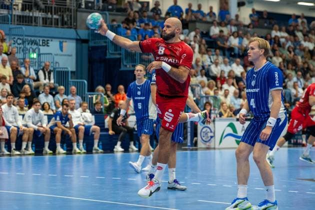 Adrian Sipos, Kreislaeufer, (MT Melsungen 8), Ellidi Snaer Vidarsson, Kreislaeufer, (VfL Gummersbach 4), VfL Gummersbach vs. MT Melsungen,, Opel Handball Bundesliga, Herren , 3. Spieltag, 05.09.2026 Gummersbach NRW Deutschland