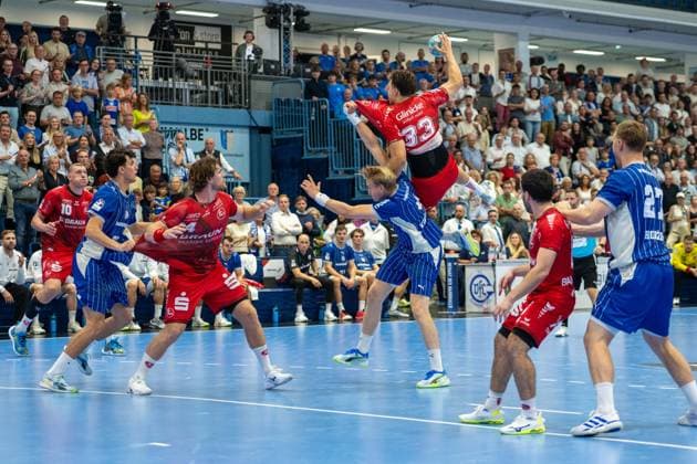 Aaron Mensing, Rueckraum, (MT Melsungen 33), Ellidi Snaer Vidarsson, Kreislaeufer, (VfL Gummersbach 4), VfL Gummersbach vs. MT Melsungen,, Opel Handball Bundesliga, Herren , 3. Spieltag, 05.09.2026 Gummersbach NRW Deutschland