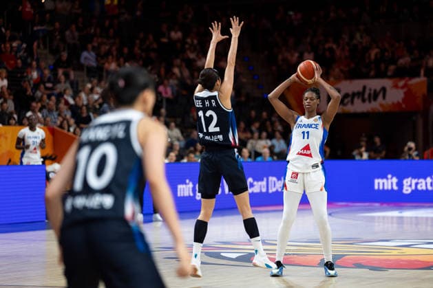 Valeriane Ayayi (Frankreich, 11) am Ball, Haeran Lee (Korea, 12), GER, Frankreich vs. Korea, Basketball, FIBA Women s World Cup 2026, Gruppenphase, Spieltag 2, 05.09.2026 GER, Frankreich vs. Korea, Basketball, FIBA Women s World Cup 2026, Gruppenphase, Spieltag 2, 05.09.2026 Berlin Copyright: xEibner-Pressefoto MaxxVincenx EP_MVN