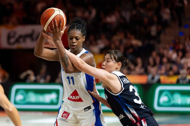 Valeriane Ayayi (Frankreich, 11) im Zweikampf mit Yusun Hong (Korea, 39), GER, Frankreich vs. Korea, Basketball, FIBA Women s World Cup 2026, Gruppenphase, Spieltag 2, 05.09.2026 GER, Frankreich vs. Korea, Basketball, FIBA Women s World Cup 2026, Gruppenphase, Spieltag 2, 05.09.2026 Berlin Copyright: xEibner-Pressefoto MaxxVincenx EP_MVN