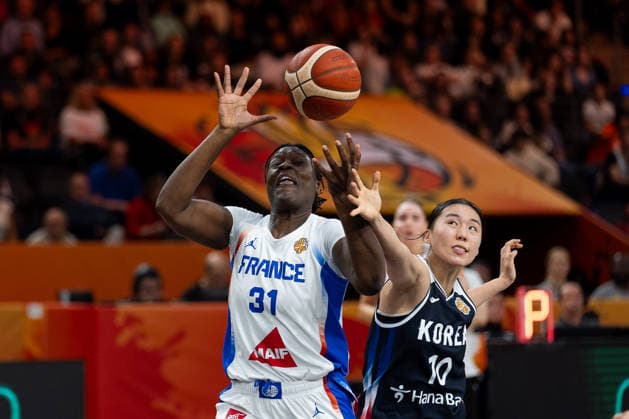 Aminata Gueye (Frankreich, 31) im Zweikampf, Kampf um den Ball mit Yoolim Kang (Korea, 10), GER, Frankreich vs. Korea, Basketball, FIBA Women s World Cup 2026, Gruppenphase, Spieltag 2, 05.09.2026 GER, Frankreich vs. Korea, Basketball, FIBA Women s World Cup 2026, Gruppenphase, Spieltag 2, 05.09.2026 Berlin Copyright: xEibner-Pressefoto MaxxVincenx EP_MVN