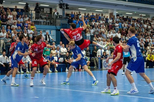 Aaron Mensing, Rueckraum, (MT Melsungen 33), Ellidi Snaer Vidarsson, Kreislaeufer, (VfL Gummersbach 4), VfL Gummersbach vs. MT Melsungen,, Opel Handball Bundesliga, Herren , 3. Spieltag, 05.09.2026 Gummersbach NRW Deutschland