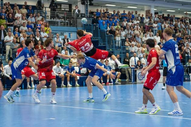 Aaron Mensing, Rueckraum, (MT Melsungen 33), Ellidi Snaer Vidarsson, Kreislaeufer, (VfL Gummersbach 4), VfL Gummersbach vs. MT Melsungen,, Opel Handball Bundesliga, Herren , 3. Spieltag, 05.09.2026 Gummersbach NRW Deutschland
