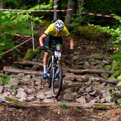 05.09.2026, GER, MTB Mountainbike XCO (Cross-Country Olympic), Saison 26, Junioren Maenner Frauen, XCO-Bikecup Mitteldeutsche Meisterschaft org. RSC Waltershausen e.V. Fabian Eisold (SH Kurort Hartha RTTW, Masters 2) Nach einem Jahr Pause kehrte der XCO Bikecup in Bad Tabarz am Datenberg zum Finallauf auf eine der beliebtesten Rennstrecken der Serie zurück. Bad Tabarz ist ein traditionsreicher Austragungsort für den MTB in verschiedenen Disziplienen. In den vergangenen Jahren war der Datenberg bereits Schauplatz mehrerer Mitteldeutscher Meisterschaften im XCO sowie von Rennen der MTB-XCO-Nachwuchssichtung von German Cycling. Die anspruchsvolle Strecke hat sich damit überregional einen Namen gemacht und bietet beste Voraussetzungen für ein packendes Saisonfinale.Die abwechslungsreiche Strecke am Datenberg bietet dabei alles, was modernes Cross-Country-Racing ausmacht, technisch anspruchsvolle Passagen, steile Anstiege, schnelle Abfahrten und jede Menge Herausforderungen, bei denen Fahrtechnik, Kondition und Können gefragt sind. 99891 Bad Tabarz Gartenstraße Thüringer Wald Thüringen Deutschland