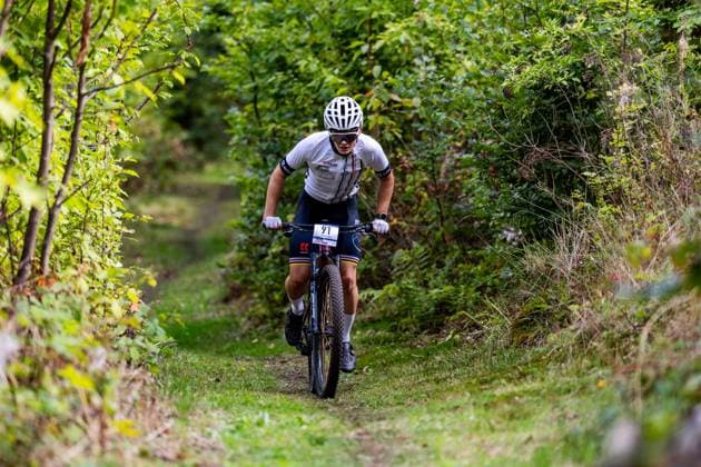 05.09.2026, GER, MTB Mountainbike XCO (Cross-Country Olympic), Saison 26, Junioren Maenner Frauen, XCO-Bikecup Mitteldeutsche Meisterschaft org. RSC Waltershausen e.V. Jonathan Uhlemann (Bergradsport Brandis e.V., U19m) Nach einem Jahr Pause kehrte der XCO Bikecup in Bad Tabarz am Datenberg zum Finallauf auf eine der beliebtesten Rennstrecken der Serie zurück. Bad Tabarz ist ein traditionsreicher Austragungsort für den MTB in verschiedenen Disziplienen. In den vergangenen Jahren war der Datenberg bereits Schauplatz mehrerer Mitteldeutscher Meisterschaften im XCO sowie von Rennen der MTB-XCO-Nachwuchssichtung von German Cycling. Die anspruchsvolle Strecke hat sich damit überregional einen Namen gemacht und bietet beste Voraussetzungen für ein packendes Saisonfinale.Die abwechslungsreiche Strecke am Datenberg bietet dabei alles, was modernes Cross-Country-Racing ausmacht, technisch anspruchsvolle Passagen, steile Anstiege, schnelle Abfahrten und jede Menge Herausforderungen, bei denen Fahrtechnik, Kondition und Können gefragt sind. 99891 Bad Tabarz Gartenstraße Thüringer Wald Thüringen Deutschland