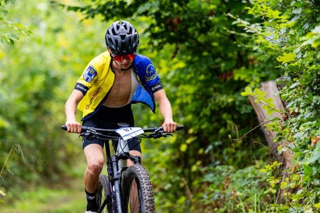 05.09.2026, GER, MTB Mountainbike XCO (Cross-Country Olympic), Saison 26, Junioren Maenner Frauen, XCO-Bikecup Mitteldeutsche Meisterschaft org. RSC Waltershausen e.V. Philipp Hinz (White Rock e.V., U19m) Nach einem Jahr Pause kehrte der XCO Bikecup in Bad Tabarz am Datenberg zum Finallauf auf eine der beliebtesten Rennstrecken der Serie zurück. Bad Tabarz ist ein traditionsreicher Austragungsort für den MTB in verschiedenen Disziplienen. In den vergangenen Jahren war der Datenberg bereits Schauplatz mehrerer Mitteldeutscher Meisterschaften im XCO sowie von Rennen der MTB-XCO-Nachwuchssichtung von German Cycling. Die anspruchsvolle Strecke hat sich damit überregional einen Namen gemacht und bietet beste Voraussetzungen für ein packendes Saisonfinale.Die abwechslungsreiche Strecke am Datenberg bietet dabei alles, was modernes Cross-Country-Racing ausmacht, technisch anspruchsvolle Passagen, steile Anstiege, schnelle Abfahrten und jede Menge Herausforderungen, bei denen Fahrtechnik, Kondition und Können gefragt sind. 99891 Bad Tabarz Gartenstraße Thüringer Wald Thüringen Deutschland