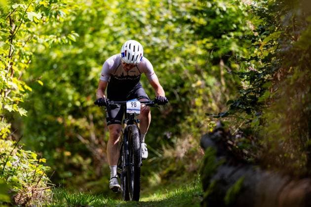 05.09.2026, GER, MTB Mountainbike XCO (Cross-Country Olympic), Saison 26, Junioren Maenner Frauen, XCO-Bikecup Mitteldeutsche Meisterschaft org. RSC Waltershausen e.V. Mark Huster (RadUnion Halle, Masters 2) Nach einem Jahr Pause kehrte der XCO Bikecup in Bad Tabarz am Datenberg zum Finallauf auf eine der beliebtesten Rennstrecken der Serie zurück. Bad Tabarz ist ein traditionsreicher Austragungsort für den MTB in verschiedenen Disziplienen. In den vergangenen Jahren war der Datenberg bereits Schauplatz mehrerer Mitteldeutscher Meisterschaften im XCO sowie von Rennen der MTB-XCO-Nachwuchssichtung von German Cycling. Die anspruchsvolle Strecke hat sich damit überregional einen Namen gemacht und bietet beste Voraussetzungen für ein packendes Saisonfinale.Die abwechslungsreiche Strecke am Datenberg bietet dabei alles, was modernes Cross-Country-Racing ausmacht, technisch anspruchsvolle Passagen, steile Anstiege, schnelle Abfahrten und jede Menge Herausforderungen, bei denen Fahrtechnik, Kondition und Können gefragt sind. 99891 Bad Tabarz Gartenstraße Thüringer Wald Thüringen Deutschland