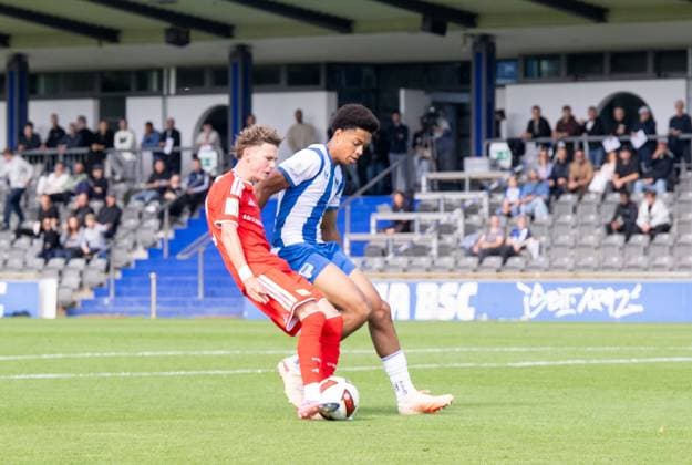 Fußball, A-Junioren, Saison 2026 2027, DFB-Nachwuchsliga, Vorrunde, Gruppe B (5. Spieltag), Hertha BSC U19 - 1. FC Union Berlin U19, v. l. Linus Güther (1. FC Union) erzielt das Tor zum 1:0 gegen Jerome Diallo (U19, Hertha BSC), 06.09.2026, Copyright: xMatthiasxKochx