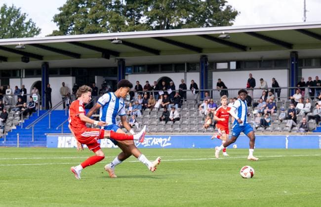 Fußball, A-Junioren, Saison 2026 2027, DFB-Nachwuchsliga, Vorrunde, Gruppe B (5. Spieltag), Hertha BSC U19 - 1. FC Union Berlin U19, v. l. Linus Güther (1. FC Union) erzielt das Tor zum 1:0 gegen Jerome Diallo (U19, Hertha BSC), 06.09.2026, Copyright: xMatthiasxKochx
