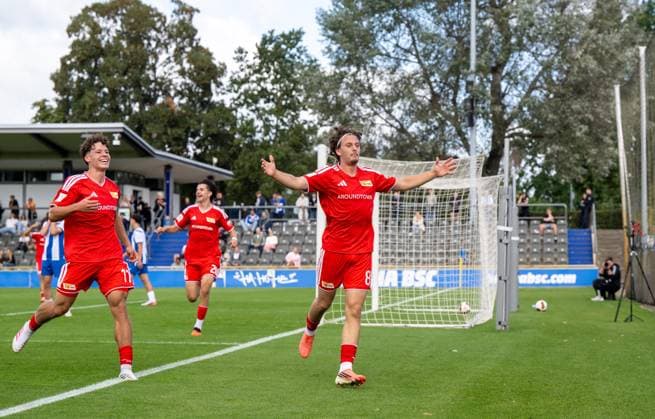 Fußball, A-Junioren, Saison 2026 2027, DFB-Nachwuchsliga, Vorrunde, Gruppe B (5. Spieltag), Hertha BSC U19 - 1. FC Union Berlin U19, v. l. Oskar Engel (U19, 1. FC Union Berlin), Luka Vulin (U19, 1. FC Union Berlin), Duje Sliskovic (U19, 1. FC Union Berlin), Jubel nach Tor zum 0:2, 06.09.2026, Copyright: xMatthiasxKochx