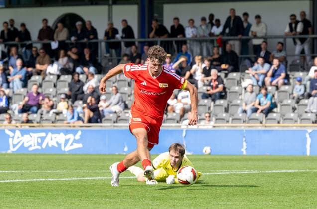 Fußball, A-Junioren, Saison 2026 2027, DFB-Nachwuchsliga, Vorrunde, Gruppe B (5. Spieltag), Hertha BSC U19 - 1. FC Union Berlin U19, v. l. Oskar Engel (U19, 1. FC Union Berlin) erzielt das Tor zum 1:4 gegen Torwart Luis Greil (U19, Hertha BSC), 06.09.2026, Copyright: xMatthiasxKochx