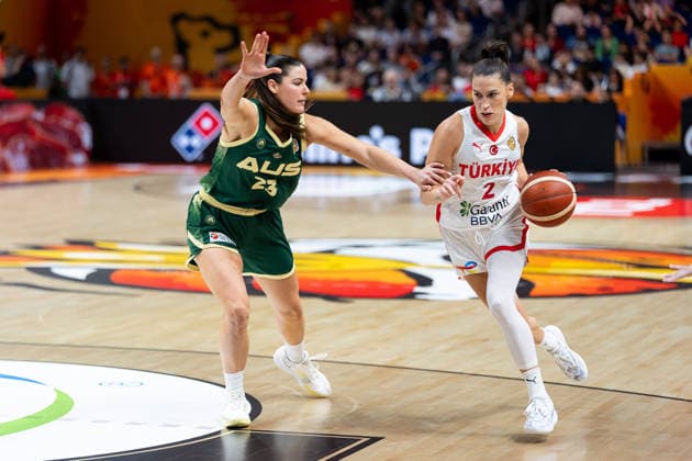 Sport Bilder des Tages Sevgi Uzun (Tuerkei, 02) im Dribbling gegen Alex Fowler (Australien, 23), GER, Tuerkei vs, Australien, Basketball, FIBA Women s World Cup 2026, Gruppenphase, Spieltag 2, 06.09.2026 GER, Tuerkei vs, Australien, Basketball, FIBA Women s World Cup 2026, Gruppenphase, Spieltag 2, 06.09.2026 Berlin Copyright: xEibner-Pressefoto MaxxVincenx EP_MVN