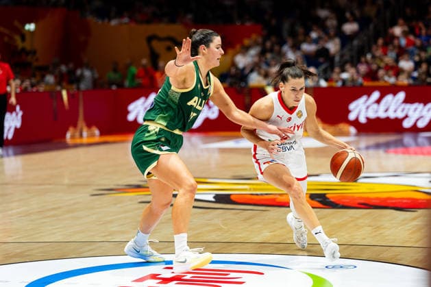 Sevgi Uzun (Tuerkei, 02) im Dribbling Alex Fowler (Australien, 23), GER, Tuerkei vs, Australien, Basketball, FIBA Women s World Cup 2026, Gruppenphase, Spieltag 2, 06.09.2026 GER, Tuerkei vs, Australien, Basketball, FIBA Women s World Cup 2026, Gruppenphase, Spieltag 2, 06.09.2026 Berlin Copyright: xEibner-Pressefoto MaxxVincenx EP_MVN