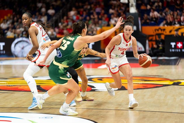 Olcay Cakir (Tuerkei, 04) im Dribbling gegen Alex Fowler (Australien, 23) und Alex Wilson (Australien, 04), GER, Tuerkei vs, Australien, Basketball, FIBA Women s World Cup 2026, Gruppenphase, Spieltag 2, 06.09.2026 GER, Tuerkei vs, Australien, Basketball, FIBA Women s World Cup 2026, Gruppenphase, Spieltag 2, 06.09.2026 Berlin Copyright: xEibner-Pressefoto MaxxVincenx EP_MVN