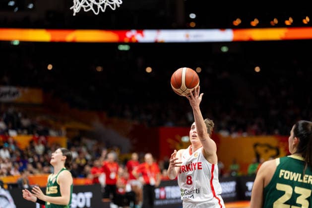 Ayse Cora (Tuerkei, 08) beim Wurf, Alex Fowler (Australien, 23), GER, Tuerkei vs, Australien, Basketball, FIBA Women s World Cup 2026, Gruppenphase, Spieltag 2, 06.09.2026 GER, Tuerkei vs, Australien, Basketball, FIBA Women s World Cup 2026, Gruppenphase, Spieltag 2, 06.09.2026 Berlin Copyright: xEibner-Pressefoto MaxxVincenx EP_MVN
