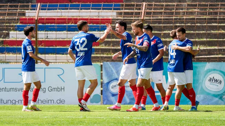 Spieler vom VfR Mannheim, jubeln über das Tor zum 1:0, Jubel, Torjubel, Torerfolg, celebrate the goal, goal, celebration, jubelt ueber das Tor, Freuen, Freude, freut sich, optimistisch, positiv, Spielszene, Highlight, Action, Aktion, 06.09.2026, Mannheim (Deutschland), Fussball, Regionalliga Südwest, VfR Mannheim - FC 08 Homburg