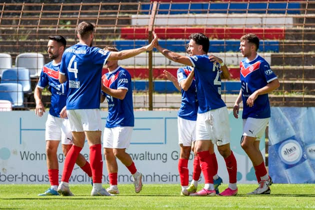 Spieler vom VfR Mannheim, jubeln über das Tor zum 1:0, Jubel, Torjubel, Torerfolg, celebrate the goal, goal, celebration, jubelt ueber das Tor, Freuen, Freude, freut sich, optimistisch, positiv, Spielszene, Highlight, Action, Aktion, 06.09.2026, Mannheim (Deutschland), Fussball, Regionalliga Südwest, VfR Mannheim - FC 08 Homburg