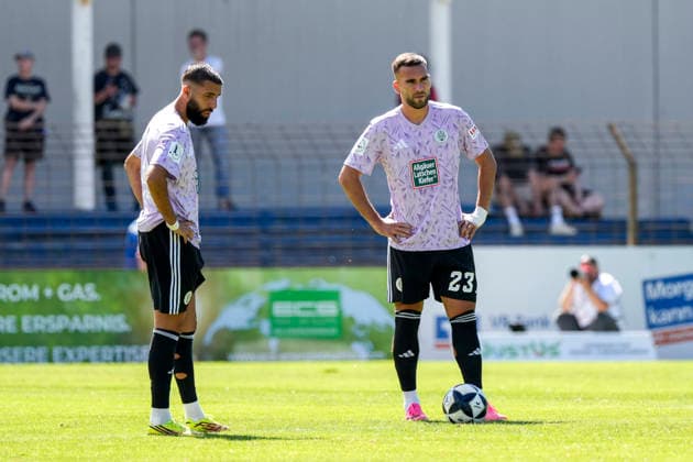 v.li.: Hilal El-Helwe (Homburg, 10), Emir Kuhinja (Homburg, 23), Spieler vom FC 08 Homburg, enttäuscht schauend, Enttäuschung, Frustration, disappointed, pessimistisch, nach dem Gegentor zum 1:0, Action, Aktion, Spielszene, 06.09.2026, Mannheim (Deutschland), Fussball, Regionalliga Südwest, VfR Mannheim - FC 08 Homburg