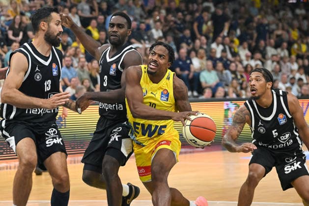 Nate Johnson (EWE Baskets Oldenburg, 10) am Ball gegen Martin Breunig (Veolia Towers Hamburg, 13), Osario Rich (Veolia Towers Hamburg, 03) und Zakai Zeigler (Veolia Towers Hamburg, 05) EWE Baskets Oldenburg vs. Veolia Towers Hamburg, Testspiel, Saison 2026 2027, 06.09.2026, EWE Baskets Oldenburg vs. Veolia Towers Hamburg, Testspiel, Saison 2026 2027, 06.09.2026 Oldenburg Copyright: xEibner-Pressefoto RobertxGertzenx EP_RGN